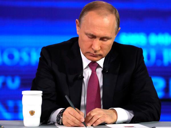 Ruski predsednik Vladimir Putin s skrivnostnim napitkom v beli termovki, ki podaljšuje življenje. Kaj res?!